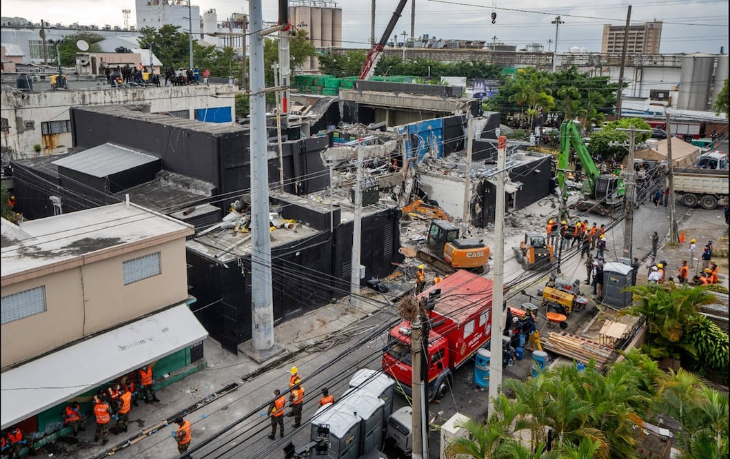 Equipos de rescate continúan con sus labores un día después del derrumbe del techo de la discoteca Jet Set en Santo Domingo, República Dominicana, el miércoles 9 de abril de 2025. Foto: AFP