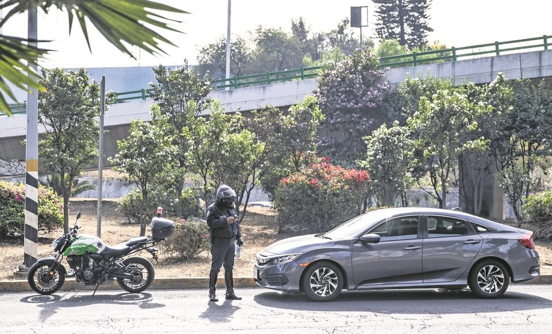 La multa máxima marcada por el Reglamento de Tránsito son mil 792 pesos. Un motivo frecuente para ser detenido es estacionarse en lugar prohibido o en doble fila. Foto: Germán Espinosa
