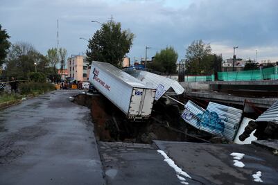 CDMX pide a empresa reparar vialidad por socavón en Oceanía