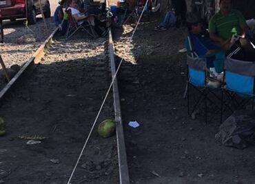 CNTE bloquea vías de tren en Michoacán