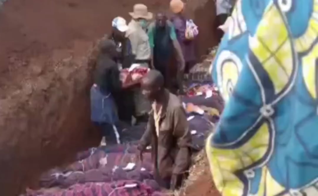 Fosa común con víctimas del ataque en la República Democrática del Congo, donde los cuerpos fueron envueltos en tela tras la violencia en Ituri. Foto: Captura de pantalla.