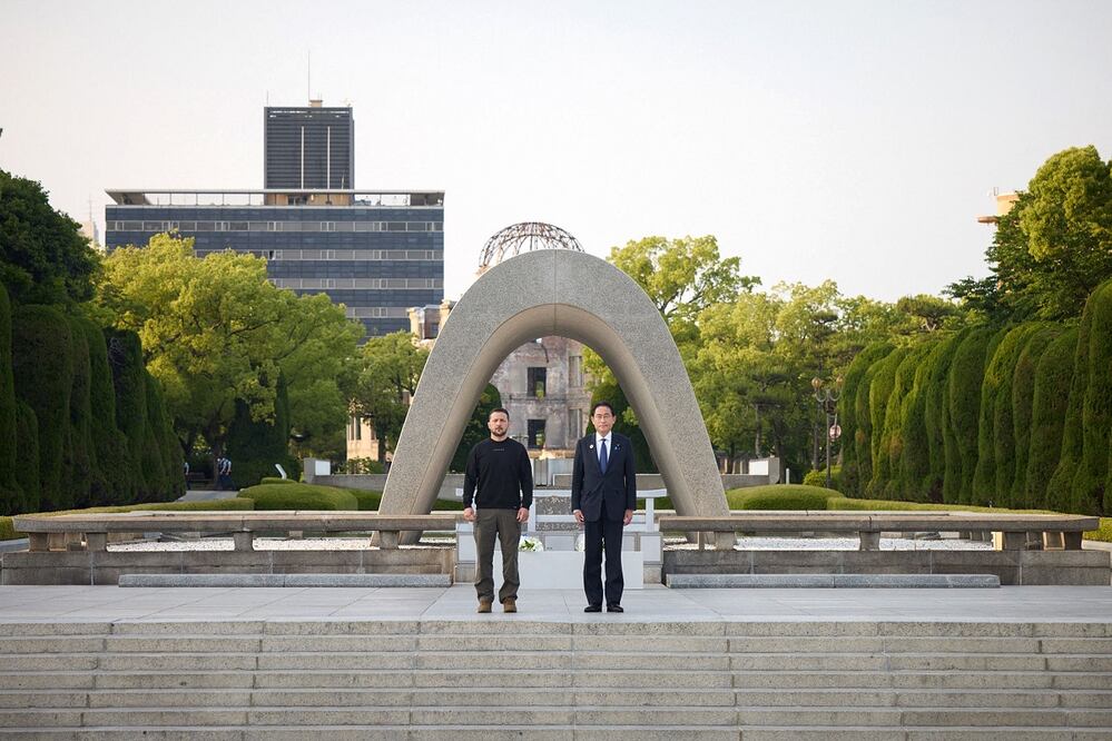 El presidente de Ucrania, Volodimir Zelensky, y el primer ministro de Japón, Fumio Kishida, en el Parque Conmemorativo de la Paz de Hiroshima, luego de la reunión del G7. Foto: AFP