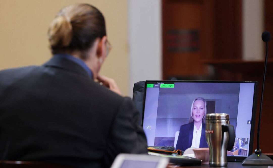 El actor Johnny Depp escucha a su exnovia, la modelo Kate Moss, testificar a través de un enlace de video durante el juicio. Foto: Evelyn Hockstein/AFP