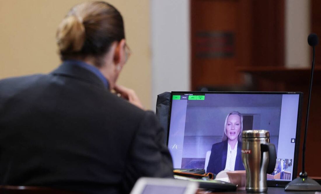 El actor Johnny Depp escucha a su exnovia, la modelo Kate Moss, testificar a través de un enlace de video durante el juicio. Foto: Evelyn Hockstein/AFP