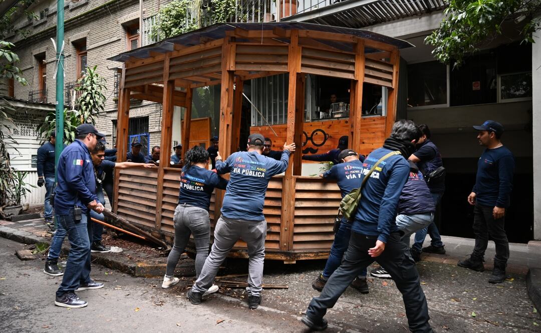 Recuperan banquetas en alcaldía Cuauhtémoc; retiran más de 4.8 toneladas de estructuras ilegales en colonias emblemáticas. Foto: Especial