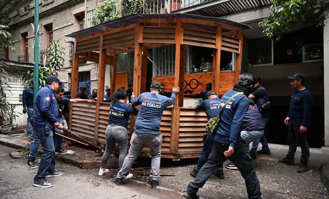 Recuperan banquetas en alcaldía Cuauhtémoc; retiran más de 4.8 toneladas de estructuras ilegales en colonias emblemáticas. Foto: Especial