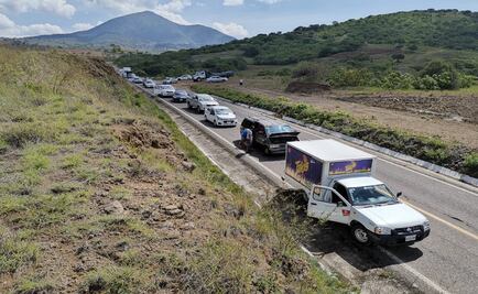 Bloqueo provoca fila de hasta 2 kilómetros de automovilistas en Ocotepec, Oaxaca