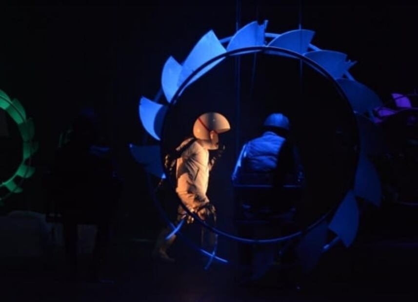 La obra de teatro inmersiva que verás sobre un columpio