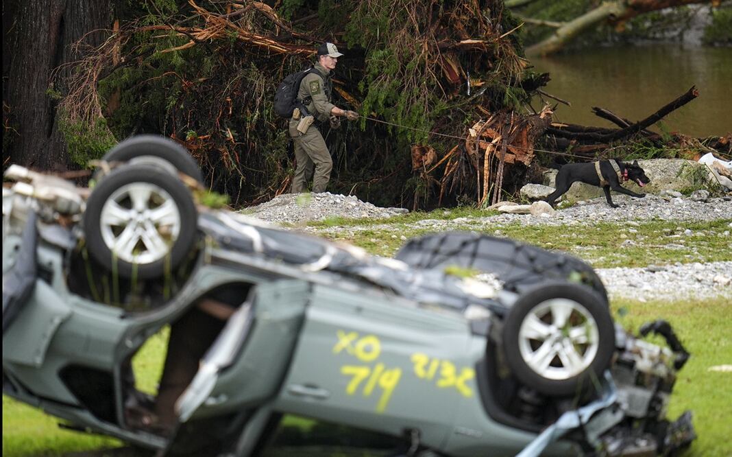 Un policía junto con su perro inspecciona las orillas del río Guadalupe tras una inundación repentina que azotó la zona en Hunt, Texas, el sábado 5 de julio de 2025. Foto: AP