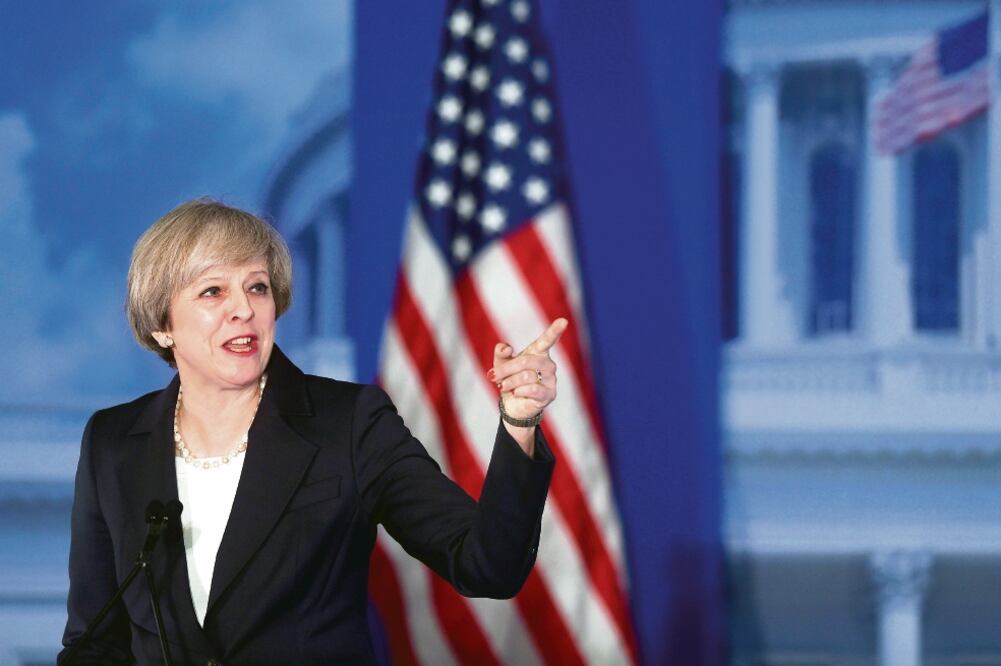 La primera ministra de Reino Unido, Theresa May, participó ayer en el encuentro de legisladores republicanos de EU, en Filadelfia (MARK MAKELA. REUTERS)