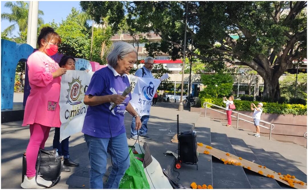 Este 29 de octubre, la Comisión Independiente de Derechos Humanos de Morelos (CIDHM) colocó una ofrenda en memoria de víctimas de feminicidio en Morelos (29/10/2024). Foto: Especial