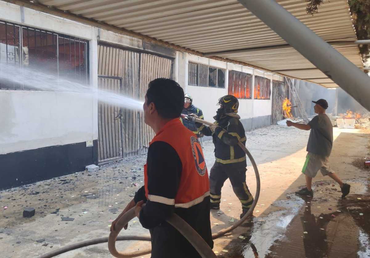 Fuerte incendio consume nave industrial en Tláhuac; evacúan a 300 personas