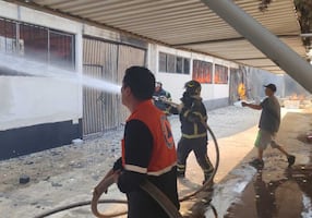 Fuerte incendio consume nave industrial en Tláhuac; evacúan a 300 personas