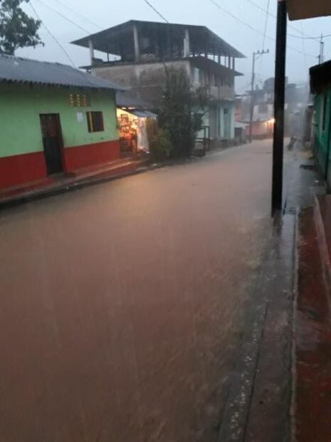 Desbordamiento de arroyo inunda 17 casas en Atoyac, Guerrero