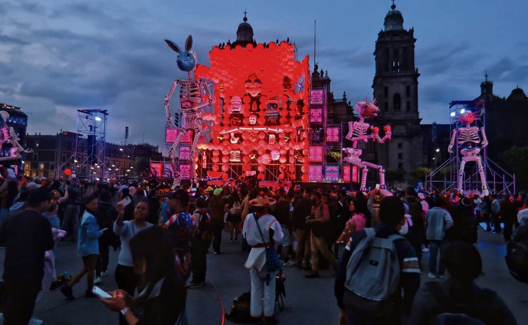 Ofrendas colocadas en el Zócalo capitalino, donde cientos de personas asistieron para conmemorar el Día de Muertos. Foto: Fernanda Rojas | El Universal