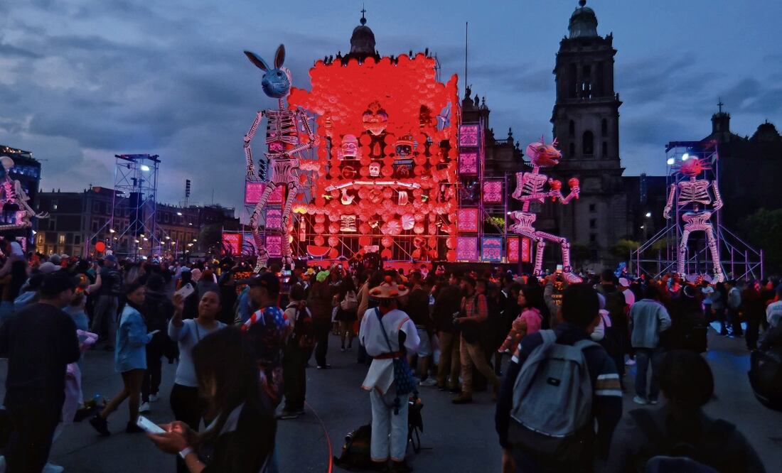 Ofrendas colocadas en el Zócalo capitalino, donde cientos de personas asistieron para conmemorar el Día de Muertos. Foto: Fernanda Rojas | El Universal