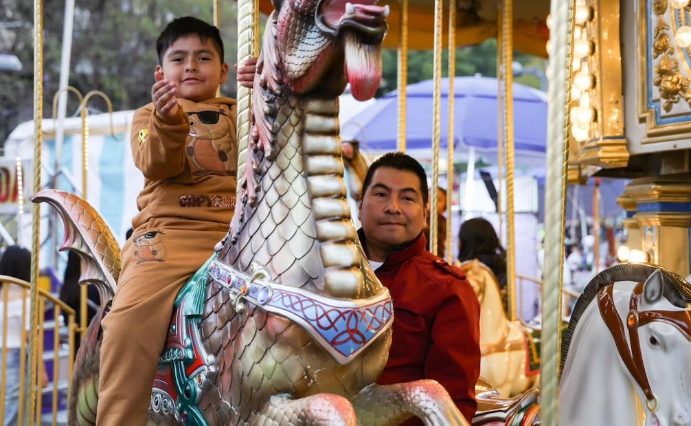 Familias disfrutan de alimentos y juegos mecánicos esta Navidad, en la romería instalada a un costado de la Alameda Central de la CDMX. Foto Hugo Salvador/EL UNIVERSAL