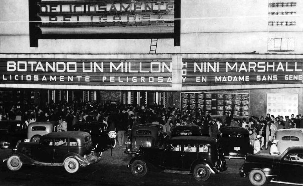 La fila para entrar al cine Teresa cerca de 1945. Esta sala, ubicada en la avenida San Juan de Letrán, hoy el Eje Central, fue remodelada en estilo Art Déco por el arquitecto Francisco Serrano y abrió sus puertas en 1942; en su última época estuvo dedicada al cine para adultos y hoy es una plaza comercial. Foto: Colección Villasana