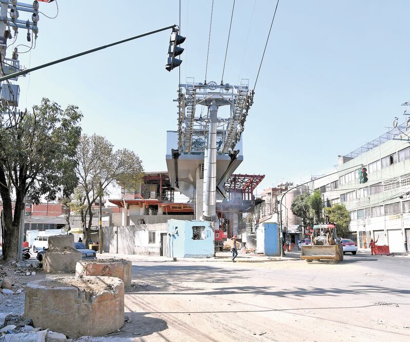 Las obras de estaciones, postes o bases para la Línea 1 del Cablebús han impactado en el desarrollo económico y entorno social. Foto: HUGO GARCÍA. EL UNIVERSAL