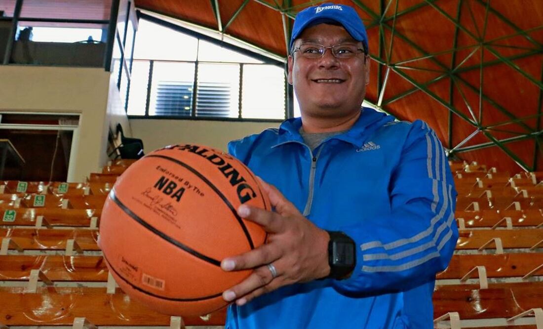 El entrenador Sergio Zúñiga, comprometido con los niños de la montaña (ELIZABETH RUIZ. IMAGO7)