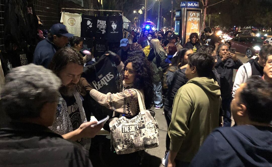 A unas horas de iniciar el concierto, los fans del cantante ya abarrotan las afueras del Foro Sol. Foto: Diego Simón/ EL UNIVERSAL