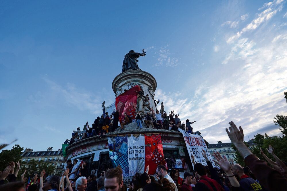 Manifestantes se reunieron en la Plaza de la República, en París, para celebrar el triunfo de la izquierda en las elecciones legislativas anticipadas. Foto: Emmanuel Dunard AFP