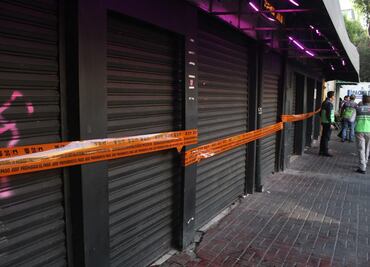 VIDEO Rescatan a 8 jóvenes que quedaron dentro del Bar "El Perro Salado" tras ser clausurado