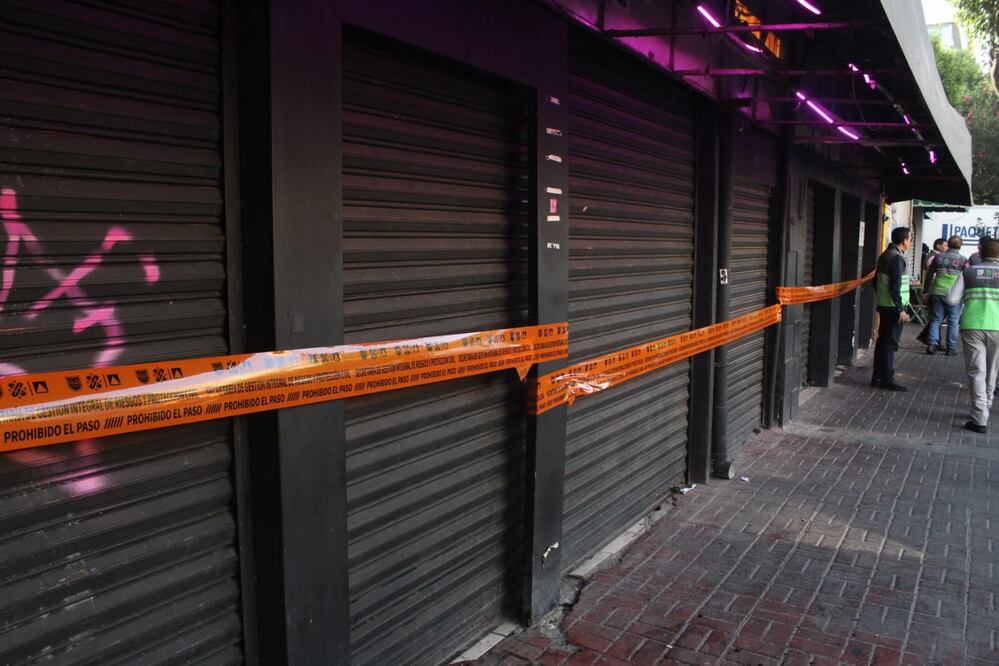 Elementos de la Secretaría de Gestión Integral de Riesgo y Protección Civil clausuraron el negocio donde se vendían bebidas alcohólicas a menores de edad. (Foto: especial)