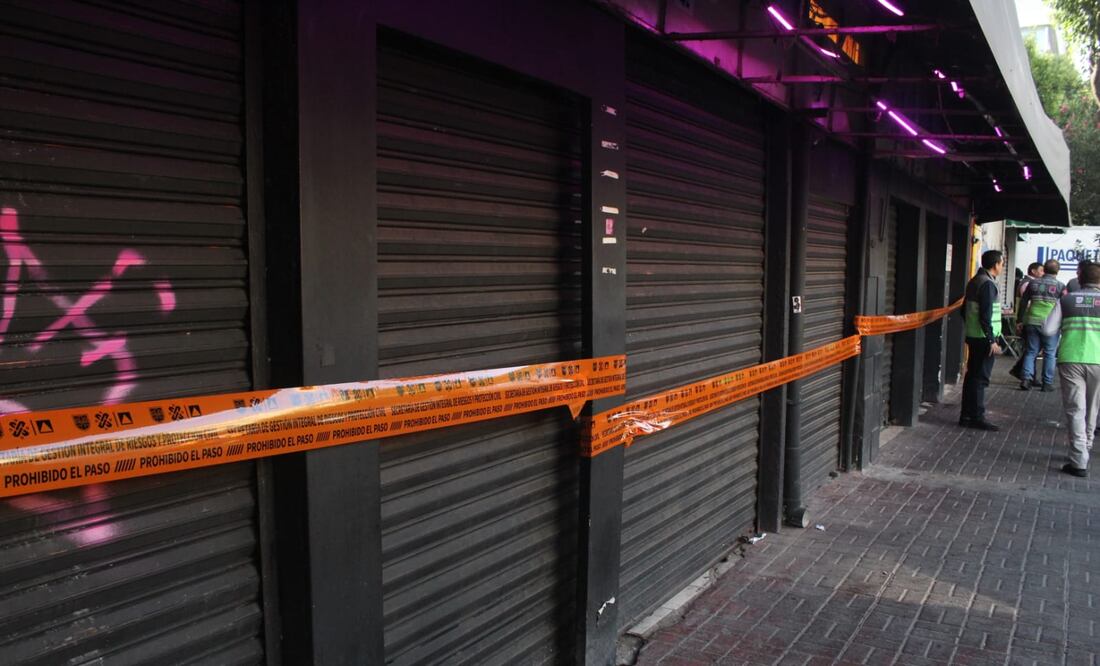 Elementos de la Secretaría de Gestión Integral de Riesgo y Protección Civil clausuraron el negocio donde se vendían bebidas alcohólicas a menores de edad. (Foto: especial)