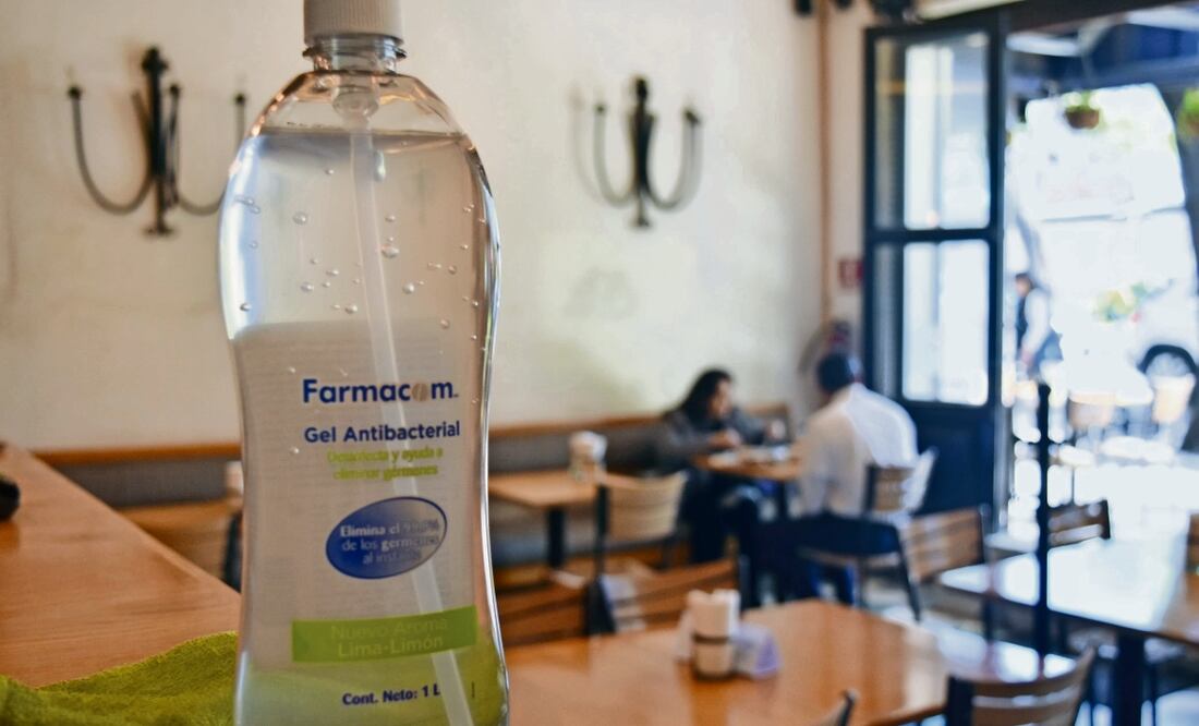 Algunos restaurantes mantienen medidas preventivas como el uso de gel antibacterial y ventilación del lugar, entre otras. Sin embargo, no es frecuente observar a los clientes con cubrebocas. Foto: Eduardo Castañeda / EL UNIVERSAL