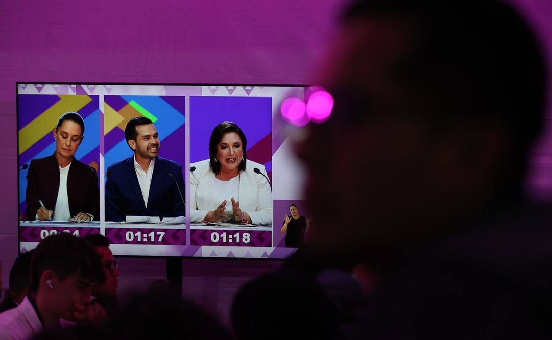 Una pantalla muestra a las candidatas Claudia Sheinbaum y Xóchitl Gálvez, y el candidato Jorge Álvarez Máynez durante el primer debate presidencial. Foto: Berenice Fregoso / EL UNIVERSAL