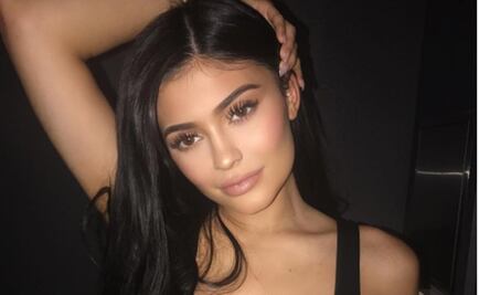 Kylie Jenner celebra 20 años en diminuto bikini 
