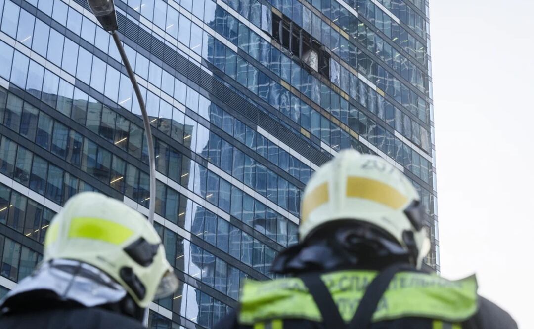 Bomberos, junto a un edificio dañado en el distrito financiero de Moscú tras un supuesto ataque con un dron, en Rusia, el 1 de agosto de 2023. Foto: AP