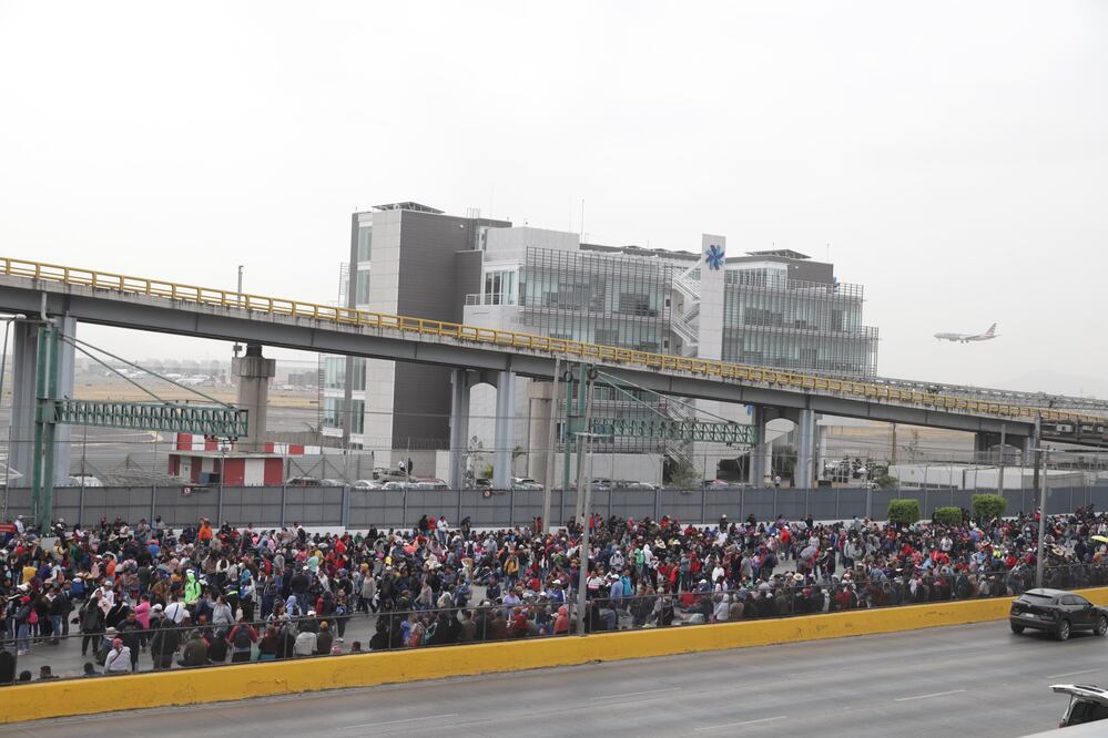 Maestros de la Coordinadora Nacional de Trabajadores de la Educación (CNTE) colapsaron las principales vialidades de la Ciudad de México en su segundo día de protestas por la abrogación de la ley ISSSTE. (Foto: Carlos Mejía/ EL UNIVERSAL)