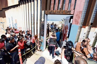 Narco se casó en boda realizada en valla fronteriza