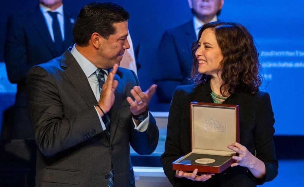 Isabel Díaz Ayuso recibe Medalla al Mérito Cívico y Llaves de Aguascalientes; Morenistas protestan contra condecoración.
Foto: Especial.
