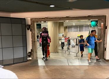 Piloto de la F1 tuvo que tomar el metro tras abandonar el GP de Singapur para volver al paddock