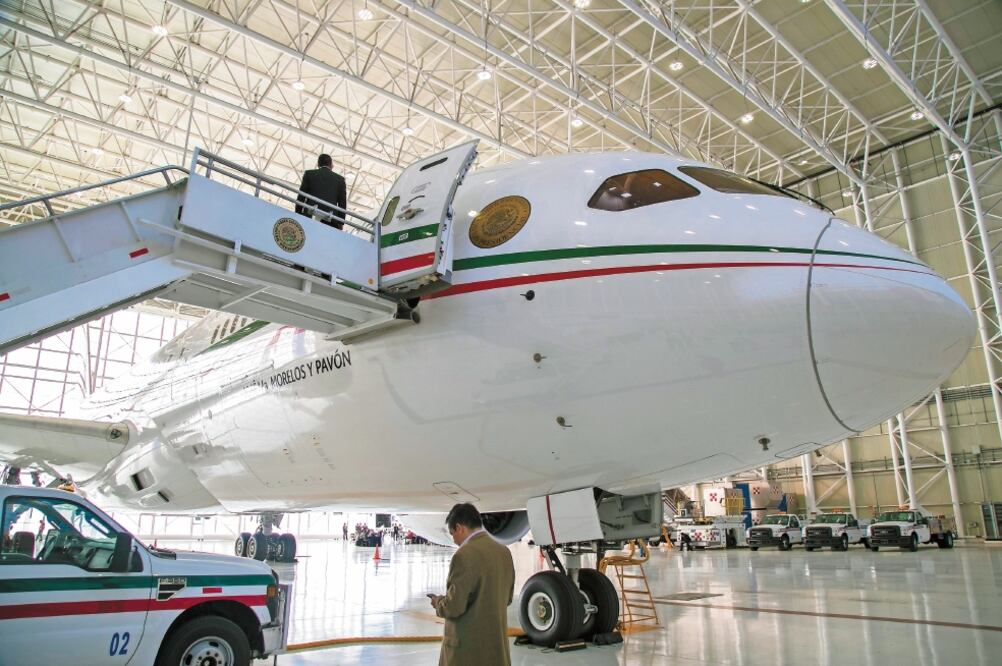 Los interesados en el avión no deben haber ofrecido regalo, favor, remuneración o intercambio durante el proceso de compra. (Archivo El Universal)