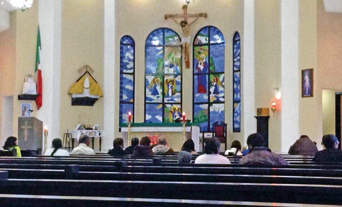 A las siete con 15 minutos, un sacerdote inició la misa en honor de 'El Lazca' y de la madre de éste, Amelia Lazcano (DINORATH MOTA. EL UNIVERSAL)