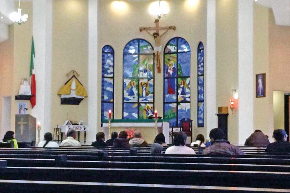 A las siete con 15 minutos, un sacerdote inició la misa en honor de 'El Lazca' y de la madre de éste, Amelia Lazcano (DINORATH MOTA. EL UNIVERSAL)