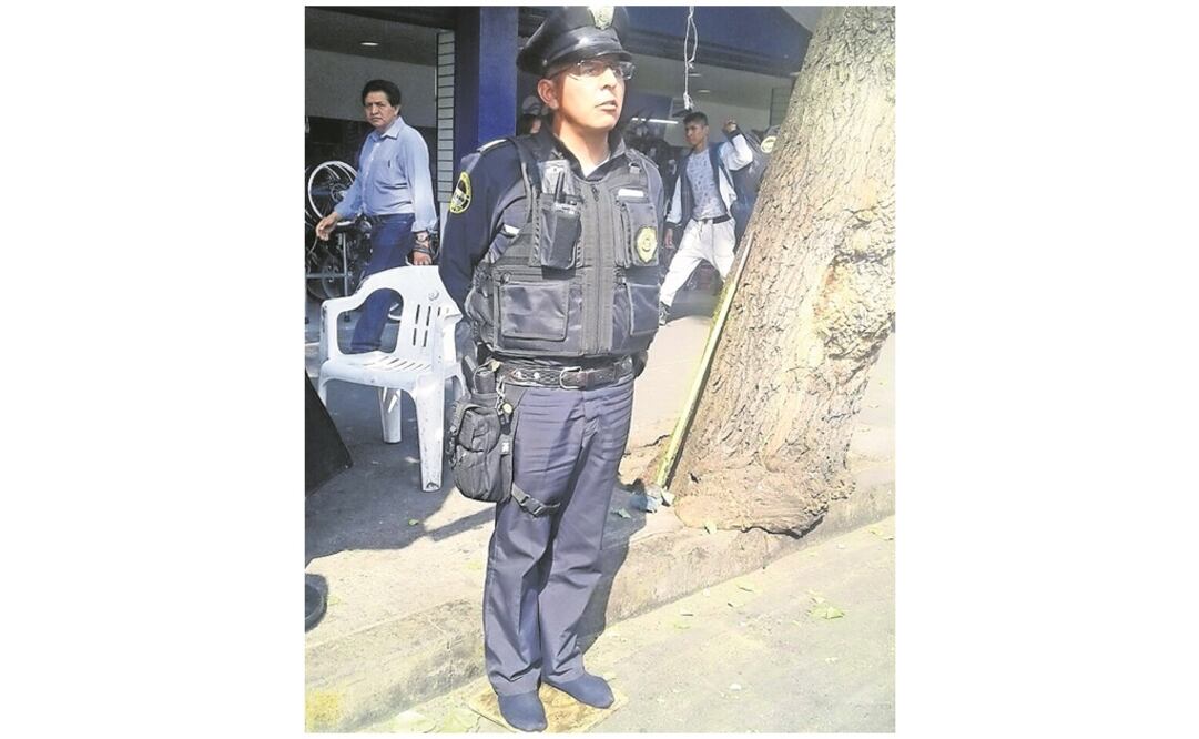 Falsa noticia. Una publicación en internet se hizo viral al mostrar al comandante sin zapatos. Foto: ESPECIAL