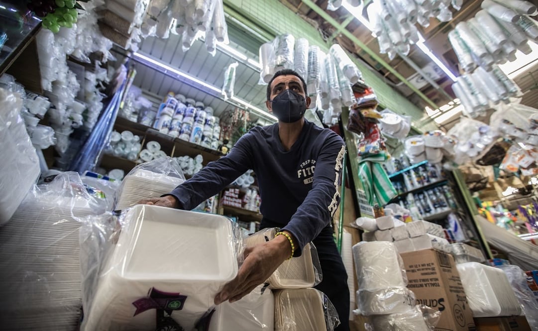 Comerciantes apuntaron que el paquete de productos biodegradables cuesta hasta 65 pesos y los de unicel entre 17 a 30 pesos. Foto: Germán Espinosa. EL UNIVERSAL