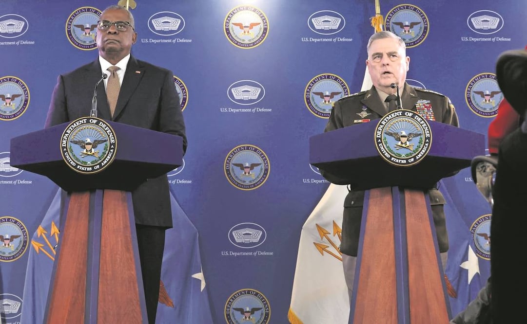 El secretario de Defensa de EU, Lloyd Austin (izq.), y el general Mark Milley, jefe delEstado Mayor Conjunto de Estados Unidos, ayer en una conferencia de prensa en el Pentágono.