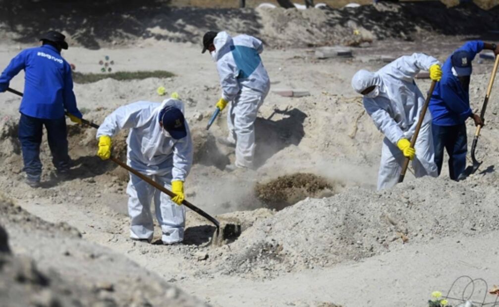 Sepultureros cavan tumbas en El Salvador para eventuales muertos por coronavirus