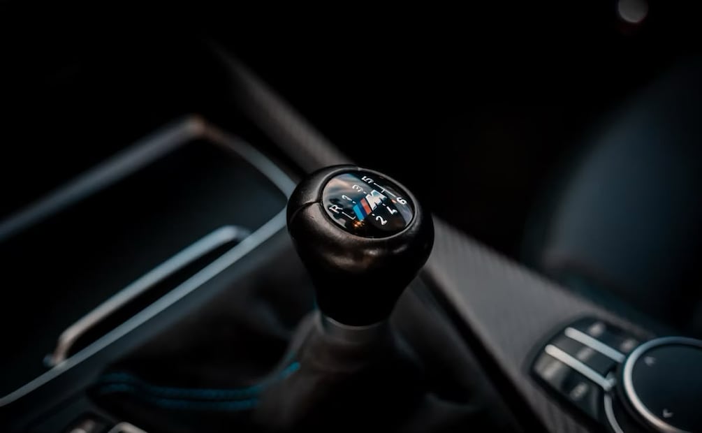 Conducir un auto manual puede ayudar a fortalecer cerebro. Foto: Unsplash