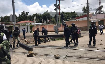 Desalojo de vías del tren deja 14 oficiales heridos en Michoacán