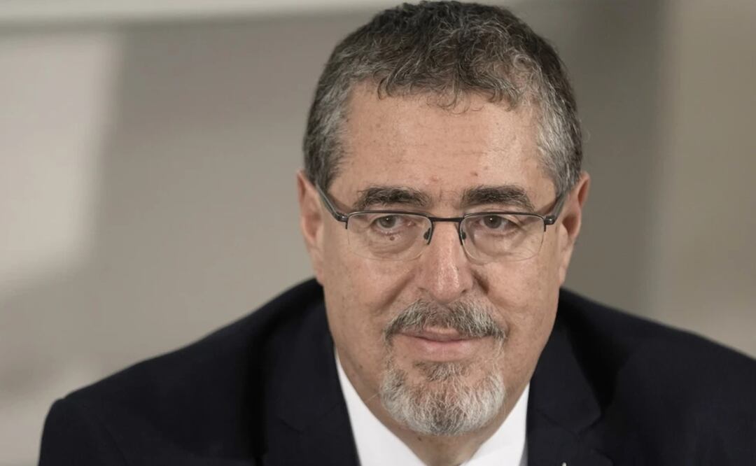 Bernardo Arévalo escucha una pregunta durante una conferencia de prensa luego de que los resultados preliminares lo mostraran vencedor en una segunda vuelta de las elecciones presidenciales en Ciudad de Guatemala. Foto: AP