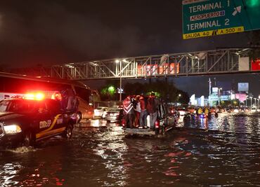 Llevan a albergues a personas afectadas por lluvias en Ecatepec