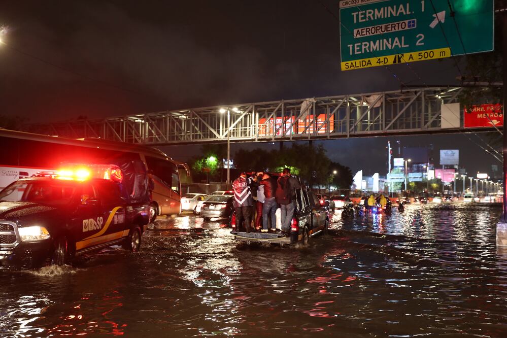 Inundación en Circuito Interior frente al AICM. (FOTO: Valante Rosas)