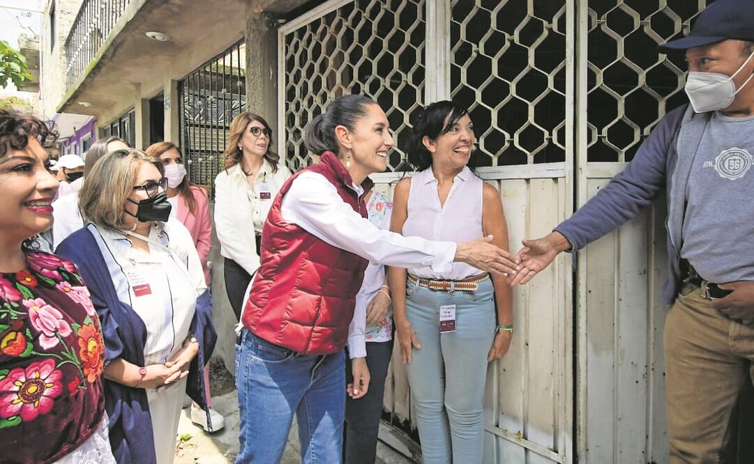 Al recorrer la colonia El Molino, en Iztapalapa, Sheinbaum explicó a directores del DIF estatales los programas para integrar a jóvenes.